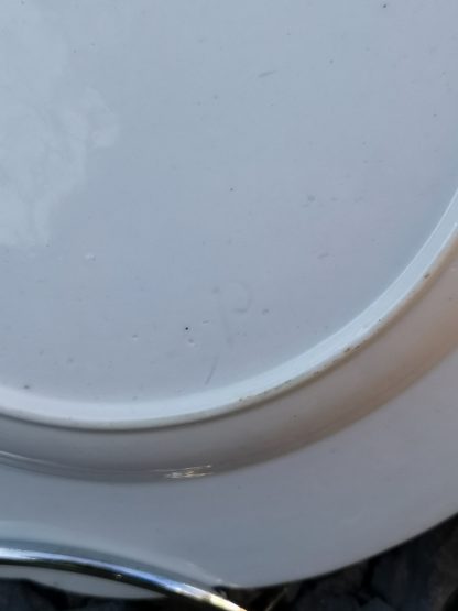 Plat en porcelaine de Tournai à la grande brindille de Chantilly – Image 5
