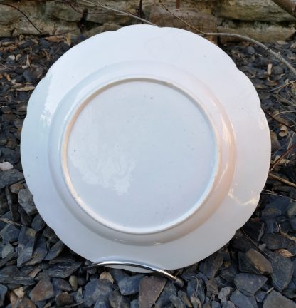 Plat en porcelaine de Tournai à la grande brindille de Chantilly – Image 4