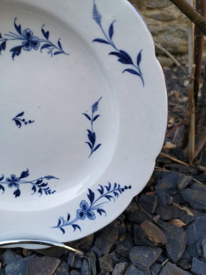 Plat en porcelaine de Tournai à la grande brindille de Chantilly – Image 3
