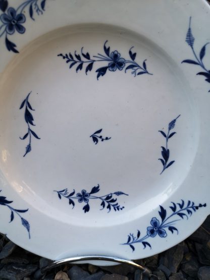 Plat en porcelaine de Tournai à la grande brindille de Chantilly – Image 2