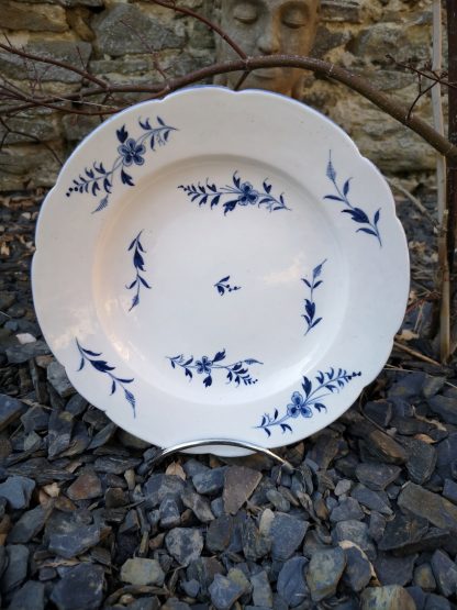 Plat en porcelaine de Tournai à la grande brindille de Chantilly