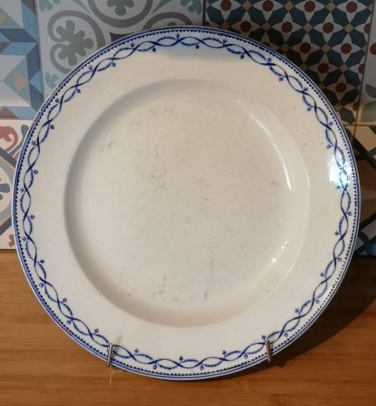 Plat rond en porcelaine tendre de Tournai (anneau).