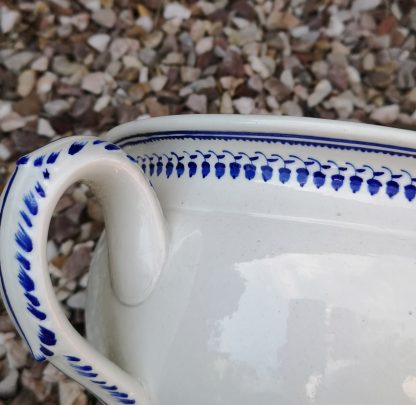 Pot de chambre en porcelaine de Tournai décor aux glands – Image 5