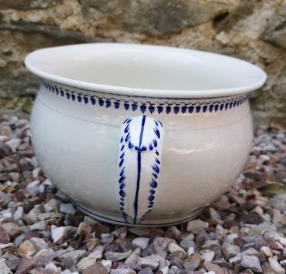 Pot de chambre en porcelaine de Tournai décor aux glands – Image 3
