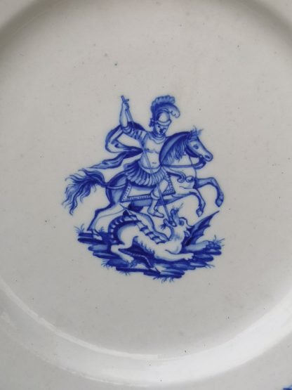 Assiette en porcelaine de Tournai (Saint Georges). – Image 2