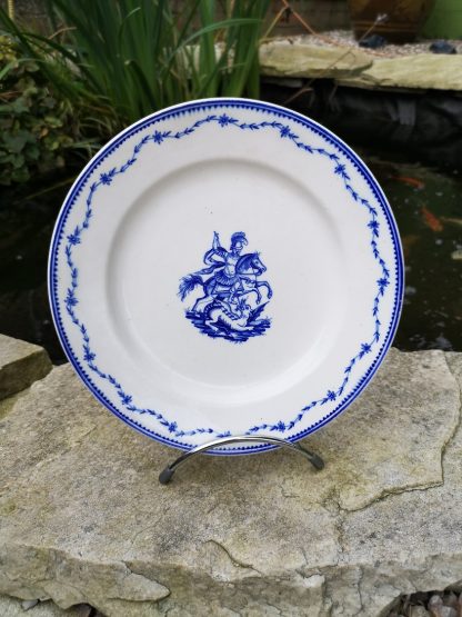 Assiette en porcelaine de Tournai (Saint Georges).