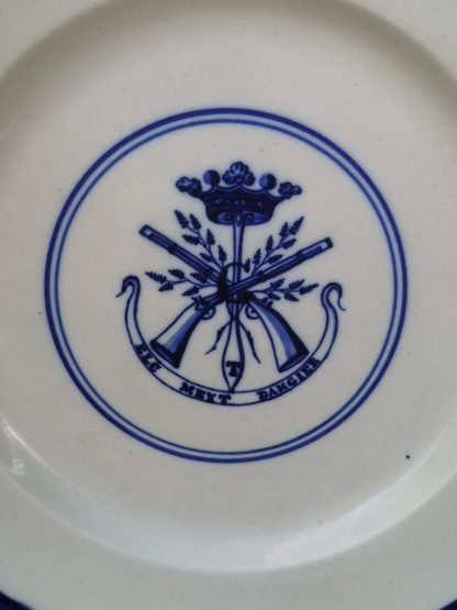 Assiette en porcelaine de Tournai décor à la Gilde de Saint-Georges de Gand. – Image 4