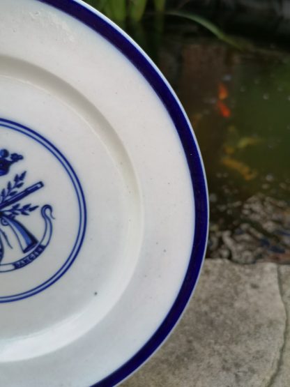 Assiette en porcelaine de Tournai décor à la Gilde de Saint-Georges de Gand. – Image 2