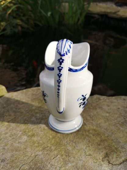 Petit pot à lait en porcelaine de tournai à la mouche. – Image 3