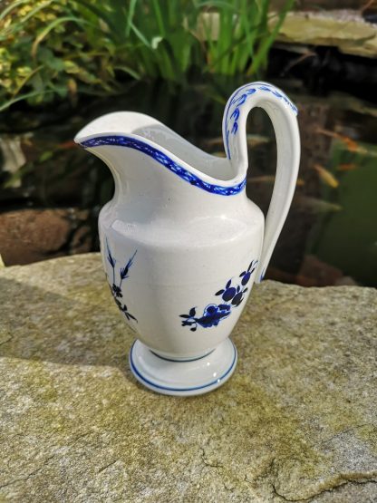 Petit pot à lait en porcelaine de tournai à la mouche. – Image 2