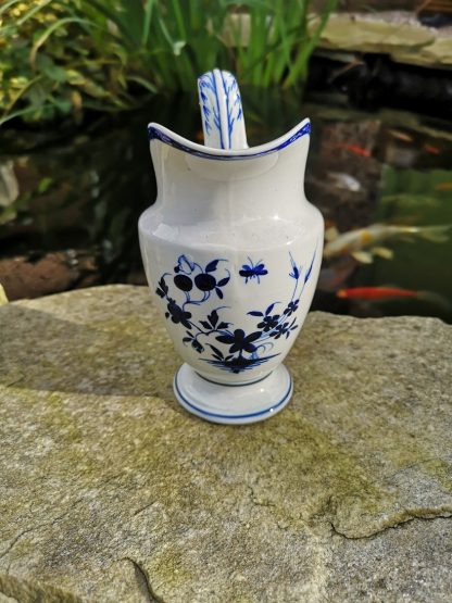 Petit pot à lait en porcelaine de tournai à la mouche.