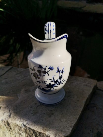 Pot à lait en porcelaine de tournai à la mouche.