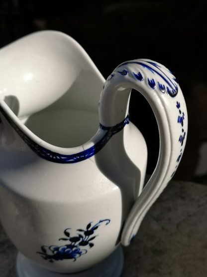 Pot à lait en porcelaine de tournai à la mouche. – Image 3
