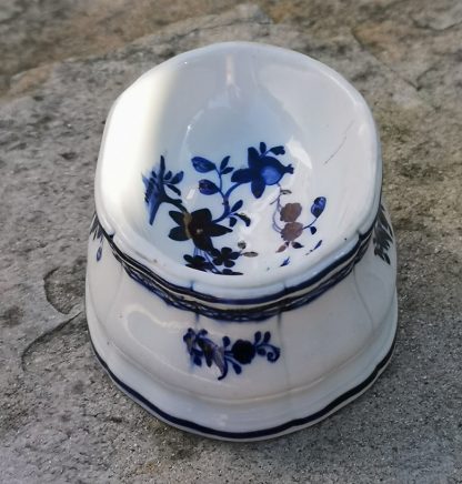 Salière en porcelaine de Tournai fin 18ème décor ronda à la mouche. – Image 5