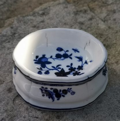Salière en porcelaine de Tournai fin 18ème décor ronda à la mouche. – Image 4