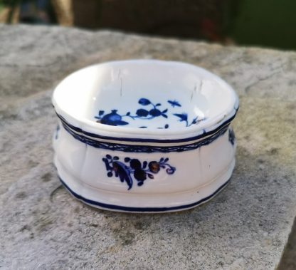 Salière en porcelaine de Tournai fin 18ème décor ronda à la mouche.