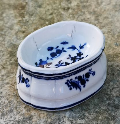 Salière en porcelaine de Tournai fin 18ème décor ronda à la mouche. – Image 2