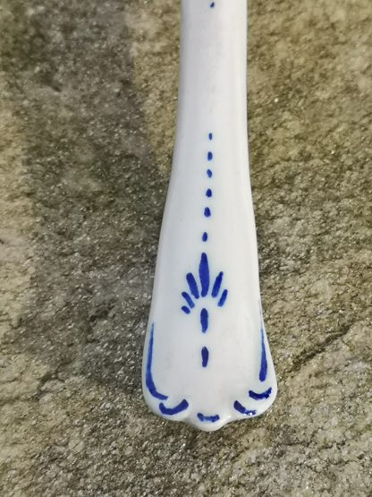 Saupoudreuse en porcelaine de Tournai. – Image 5