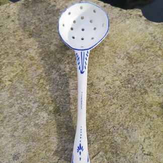 Saupoudreuse en porcelaine de Tournai.