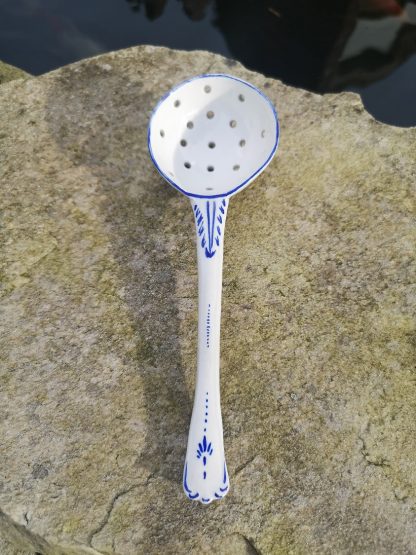 Saupoudreuse en porcelaine de Tournai.