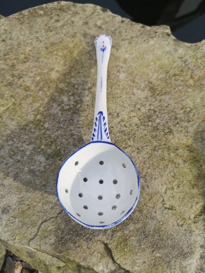 Saupoudreuse en porcelaine de Tournai. – Image 4