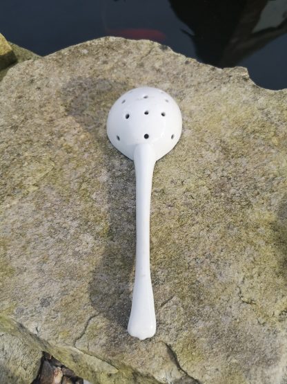 Saupoudreuse en porcelaine de Tournai. – Image 3