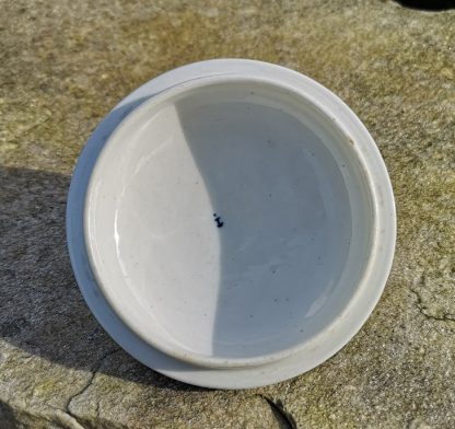 Sucrier boule en porcelaine de Tournai (Ronda à la mouche). – Image 5