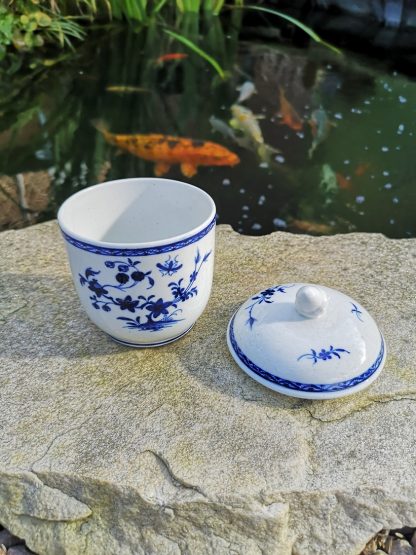 Sucrier boule en porcelaine de Tournai (Ronda à la mouche). – Image 3