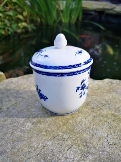 Sucrier boule en porcelaine de Tournai (Ronda à la mouche). – Image 2