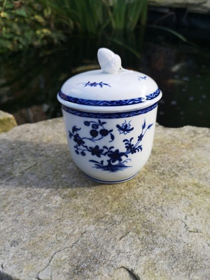 Sucrier boule en porcelaine de Tournai (Ronda à la mouche).