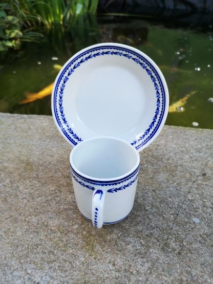 Tasse et sous tasse en porcelaine tendre de Tournai décor au romarin. – Image 5