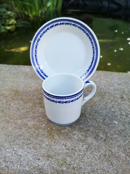 Tasse et sous tasse en porcelaine tendre de Tournai décor au romarin.