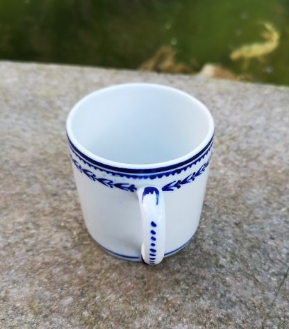 Tasse et sous tasse en porcelaine tendre de Tournai décor au romarin. – Image 4