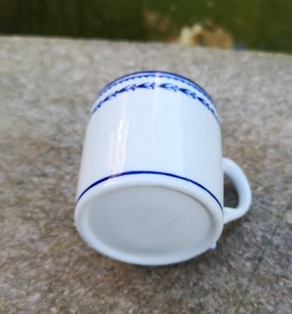 Tasse et sous tasse en porcelaine tendre de Tournai décor au romarin. – Image 3