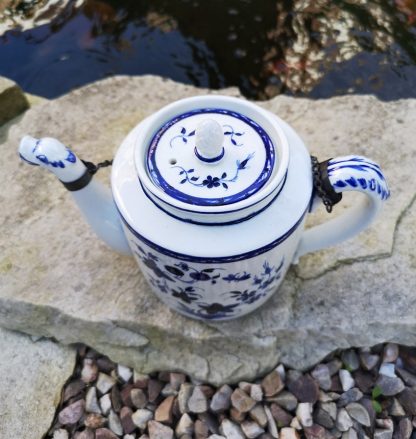 Théière cylindrique de forme Empire porte le décor à la mouche. – Image 9
