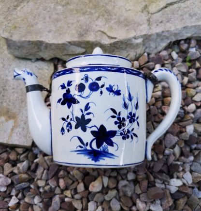 Théière cylindrique de forme Empire porte le décor à la mouche. – Image 7