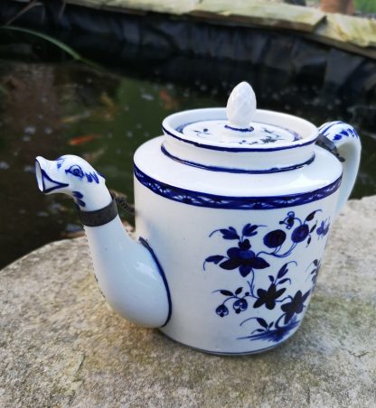 Théière cylindrique de forme Empire porte le décor à la mouche. – Image 5