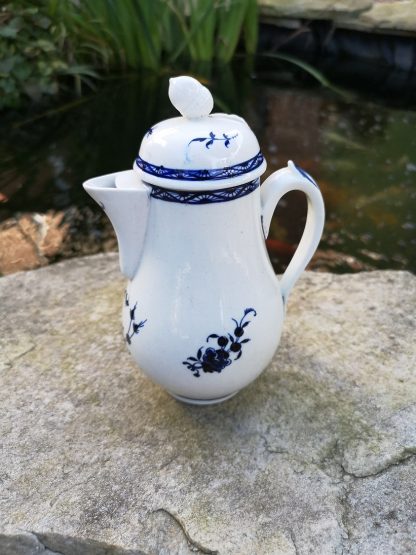 Verseuse en porcelaine de Tournai décor à la mouche. – Image 8