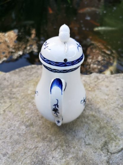 Verseuse en porcelaine de Tournai décor à la mouche. – Image 4