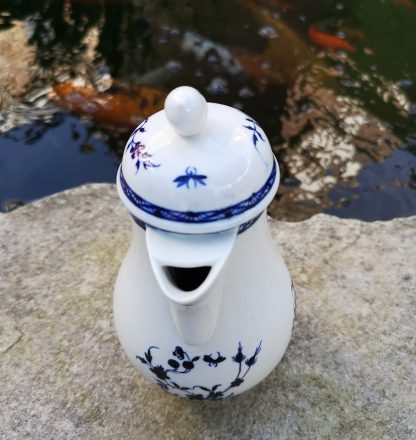 Verseuse en porcelaine de Tournai décor à la mouche. – Image 3