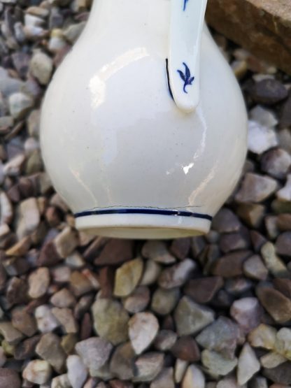 Verseuse en porcelaine de Tournai décor à la mouche. – Image 2