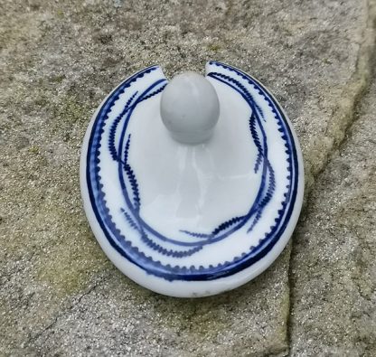 Moutardier en porcelaine de Tournai décor à la chenille. – Image 6