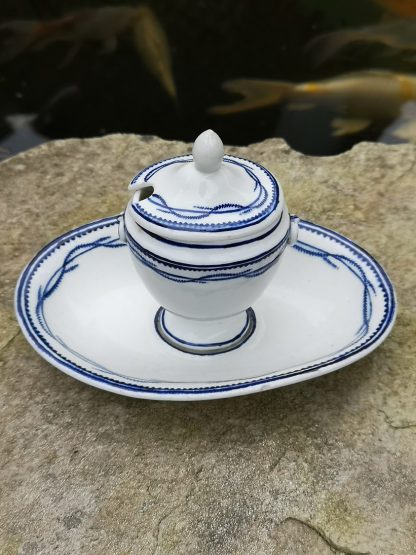 Moutardier en porcelaine de Tournai décor à la chenille. – Image 5