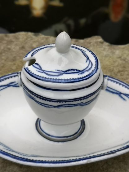 Moutardier en porcelaine de Tournai décor à la chenille. – Image 4