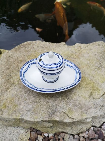 Moutardier en porcelaine de Tournai décor à la chenille. – Image 3