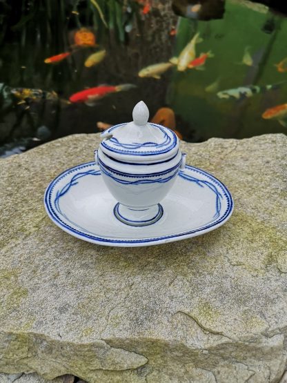 Moutardier en porcelaine de Tournai décor à la chenille.