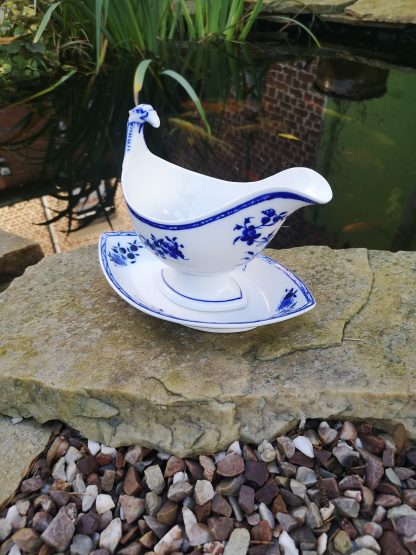 Saucière et sa base à l’aigle en porcelaine de Tournai décor à la mouche.