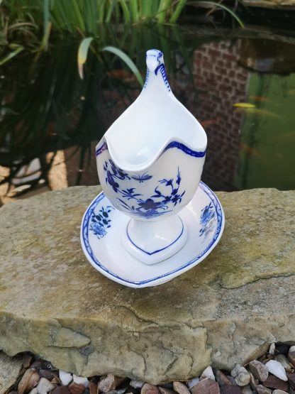 Saucière et sa base à l’aigle en porcelaine de Tournai décor à la mouche. – Image 3
