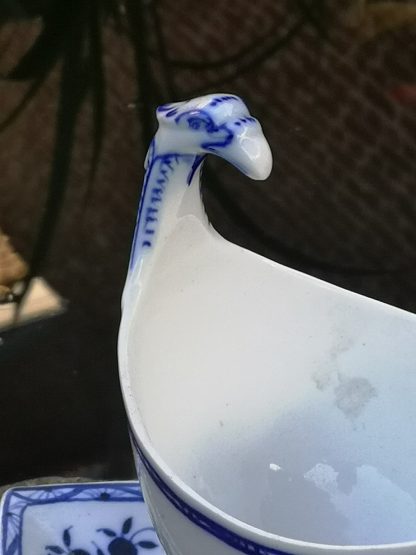 Saucière et sa base à l’aigle en porcelaine de Tournai décor à la mouche. – Image 2