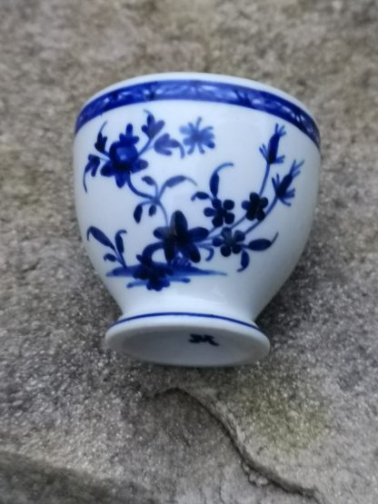 Coquetier en porcelaine de Tournai (mouche). – Image 4